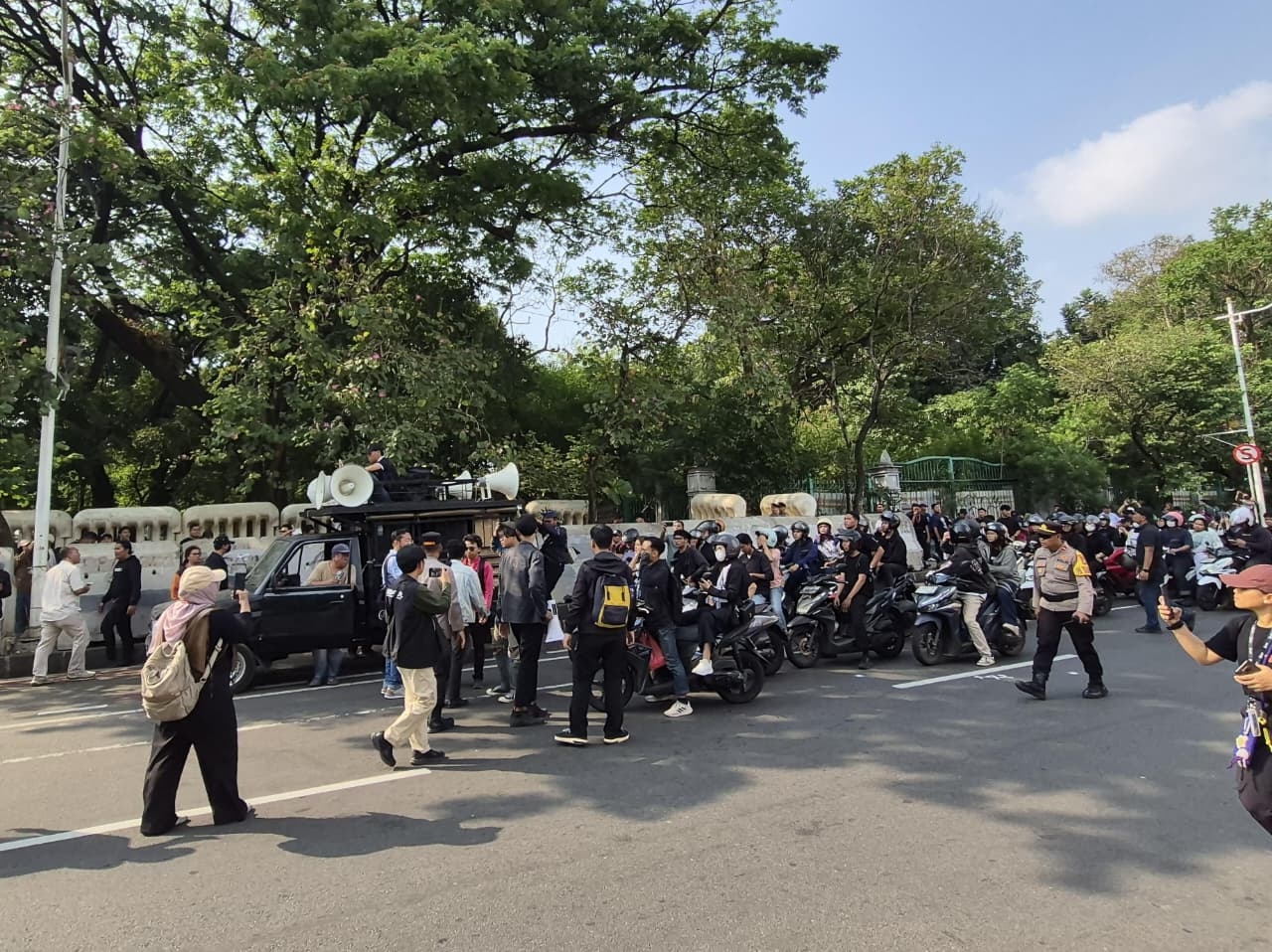 Breaking News: Mahasiswa Pengunjukrasa Mulai Berdatangan ke Patung Kuda, Polisi Siaga dan Lakukan Penutupan Jalan