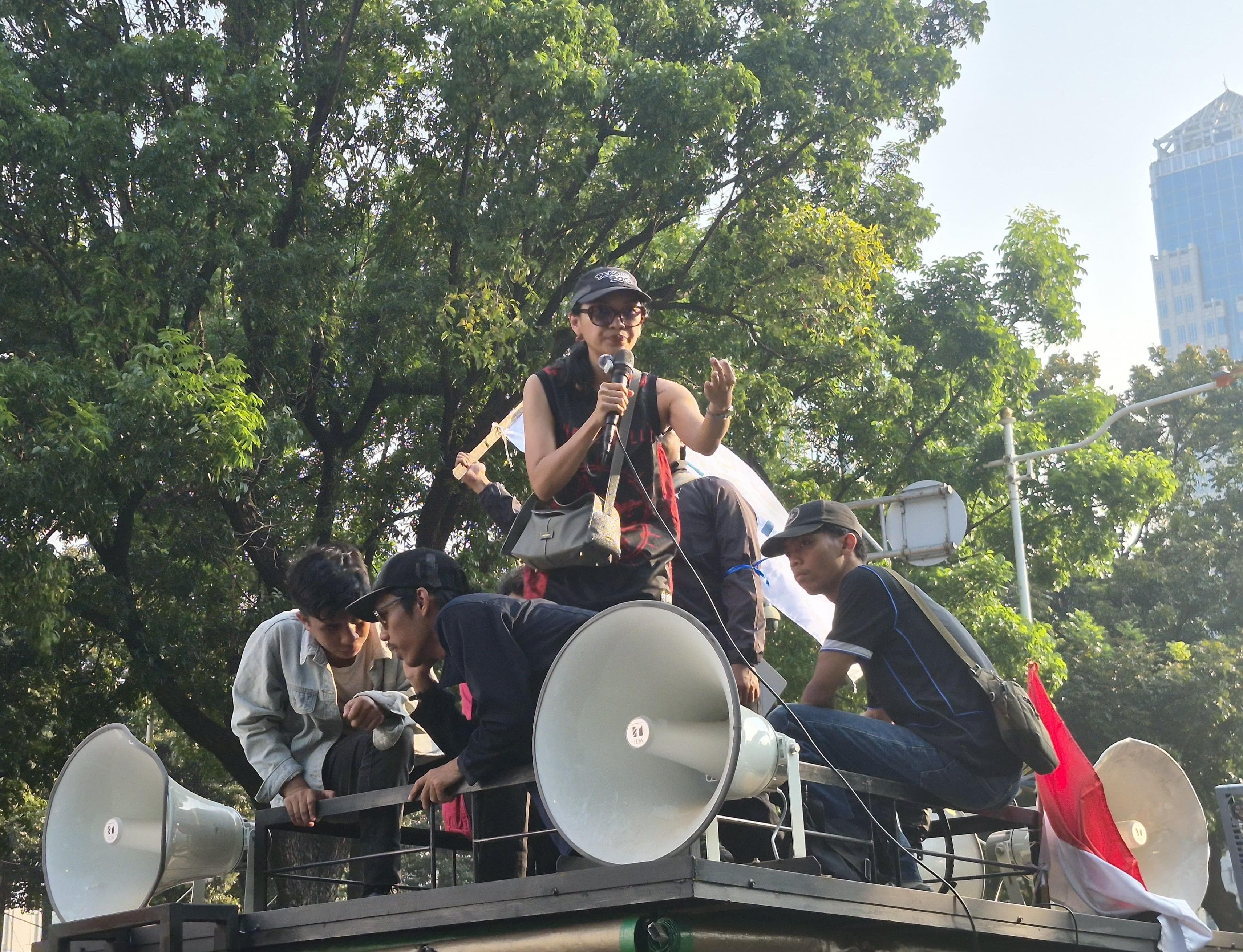 Curhat Ibu-Ibu di Tengah Demo Mahasiswa Patung Kuda: Program MBG Bikin Harga Pangan Naik dan Bebani Keluarga