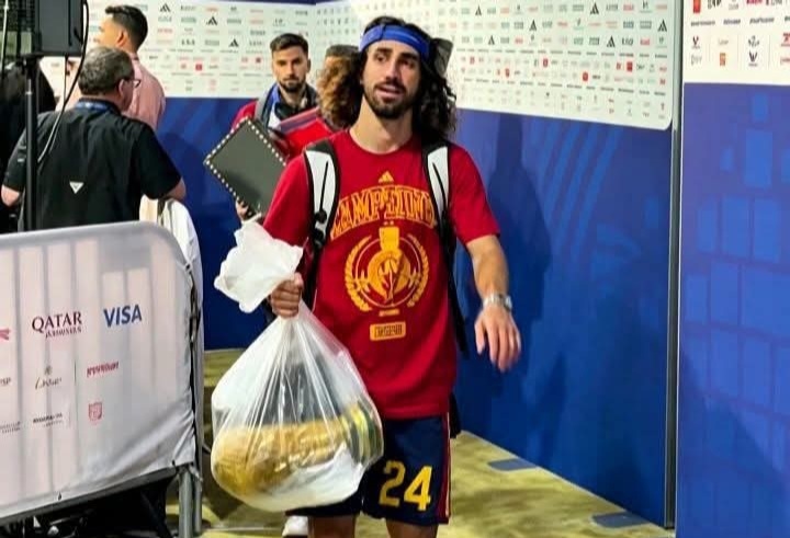 Juara Mah Bebas, Marc Cucurella Bawa Trofi Piala Dunia 2026 Pakai Kantung Kresek Putih