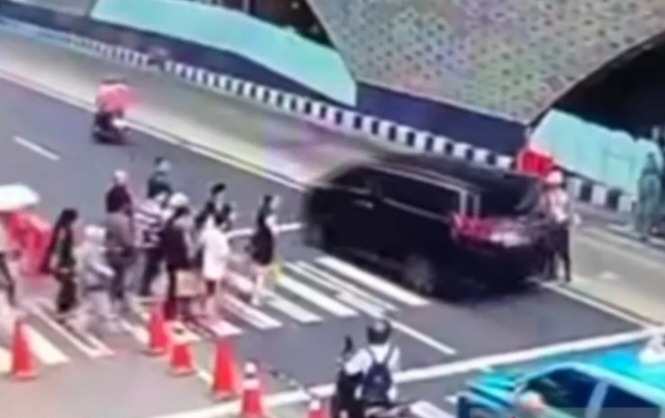 Sok Jago Terobos Lampu Merah dan Diduga Pelat Palsu, Pengemudi Alphard Ditantang Konfrontasi Polisi