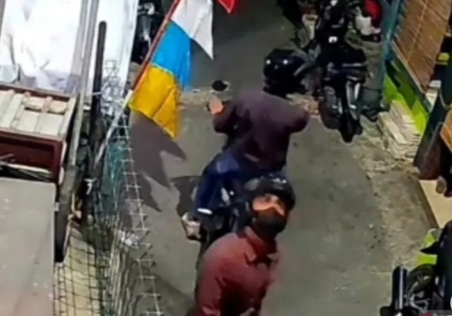 Pelaku Clangak-Clinguk Lihat CCTV, Kurang dari 2 Menit Motor di Jaktim Raib