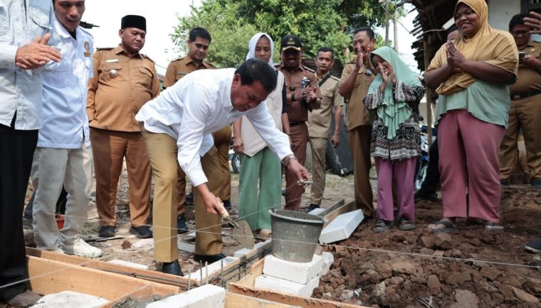 Tingkatkan Kualitas Hidup Warga, Bupati Tangerang Letakkan Batu Pertama Pembangunan 4 RTLH di Sindang Jaya