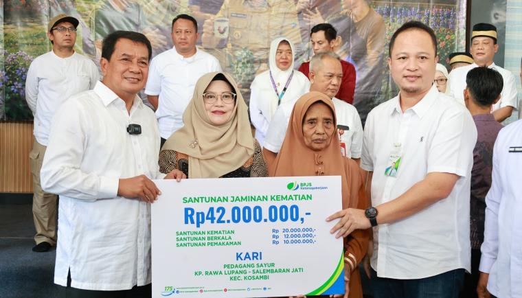 Bupati Tangerang Serahkan Bantuan Kepada Para Penyandang Disabilitas di Acara NGEMAS Kosambi, Ini Sesuatu yang Diberikan