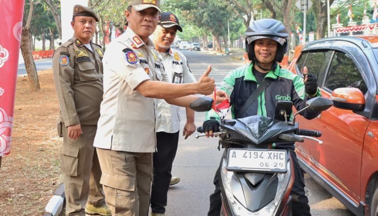 Aksi Simpatik Satpol PP Kabupaten Tangerang: Bagikan Bendera Merah Putih Kepada Warga dan Pengendara Jelang HUT ke-81 RI