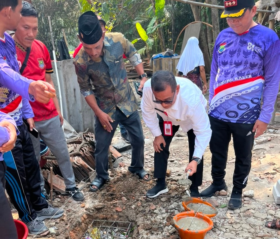 Peletakan Batu Pertama Bedah Rumah Bu Laila Korban Puting Beliung di Gunung Kaler, Kadis Bina Marga Wakili Bupati Tangerang