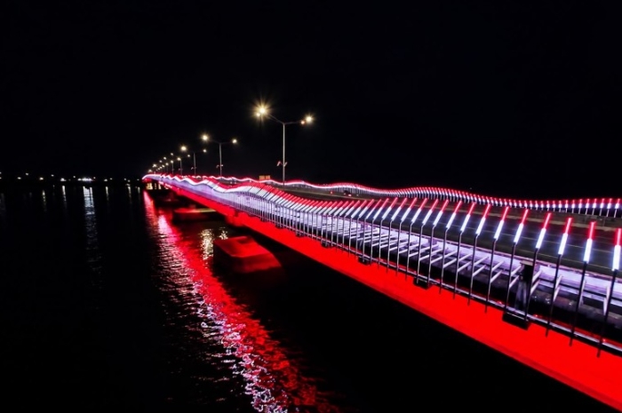 Dari Jembatan hingga Waterfront, PIK Disulap Jadi Pemandangan Merah Putih Sepanjang Malam Selama Agustus