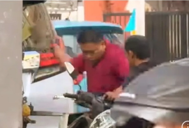 Viral Pengemudi Alphard Merusak Motor Pakai Batu di Bintaro, Polisi Turun Tangan