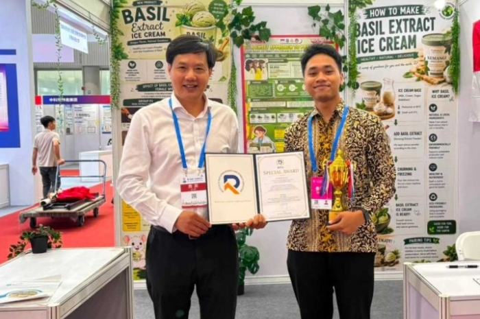 Bulu Ayam dan Cangkang Telur Disulap Jadi Panel Dinding, Mahasiswa UMS Raih Medali di China