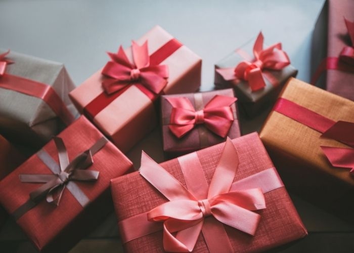 7 Inspirasi Kado Lebaran untuk Calon Mertua yang Sopan dan Berkesan