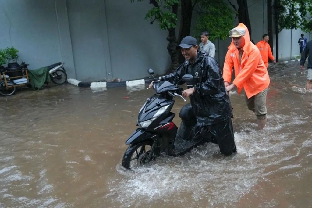 Banjir Kepung Jakarta Utara, Ratusan Warga Mengungsi ke Masjid hingga Sekolah