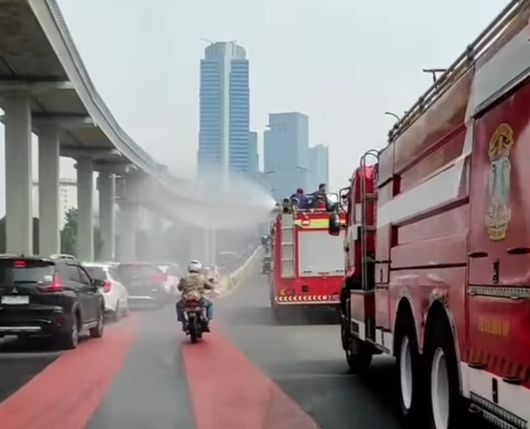 2 Kali Sehari Jalanan Jakarta Disemprot Air, Harapannya Polusi Udara Minggat