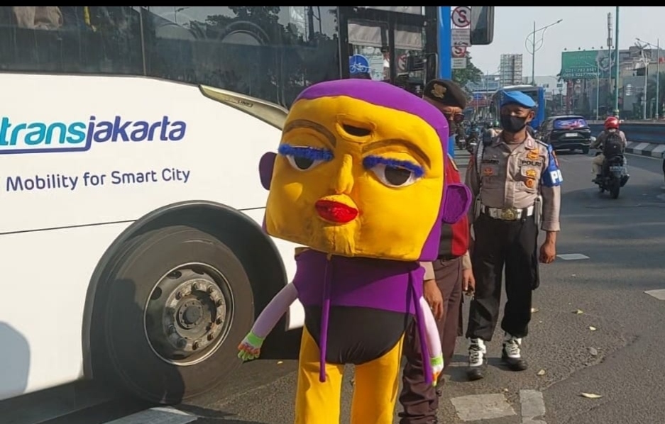 Badut Mampang Ikut Tertibkan Pemotor yang Lawan Arus