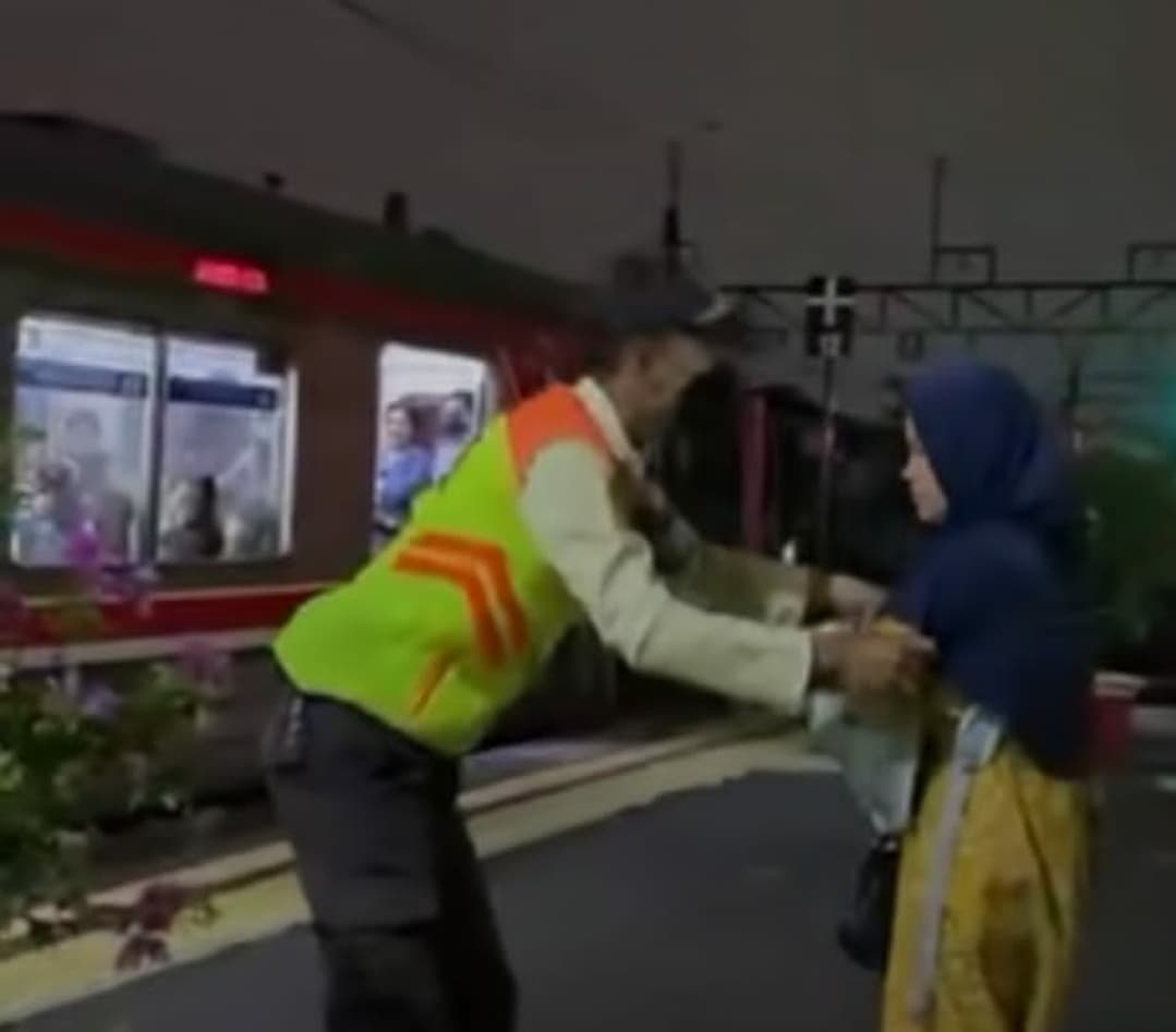 Gagalkan Penumpang Ingin Bunuh Diri, Petugas Pengamanan Stasiun Pasar Minggu Dapat Apresiasi