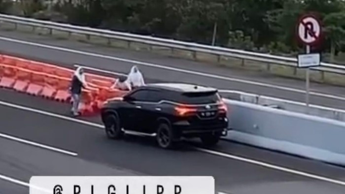 Viral Emak-emak Berkerudung Naik Fortuner, Nekat Bongkar Barier Pembatas Jalan Tol Demi Bisa Putar Balik
