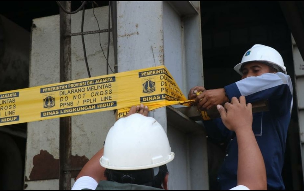 cemari Lingkungan DLH DKI Jakarta Segel Cerobong Pabrik Baja