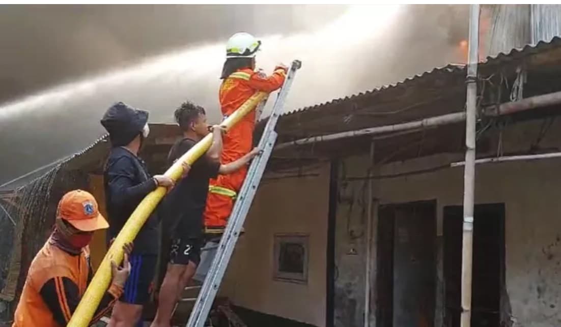 Kebakaran Hebat Landa Pabrik Sandal di Kapuk Muara, Sempat Terdengar 4 Kali Ledakan