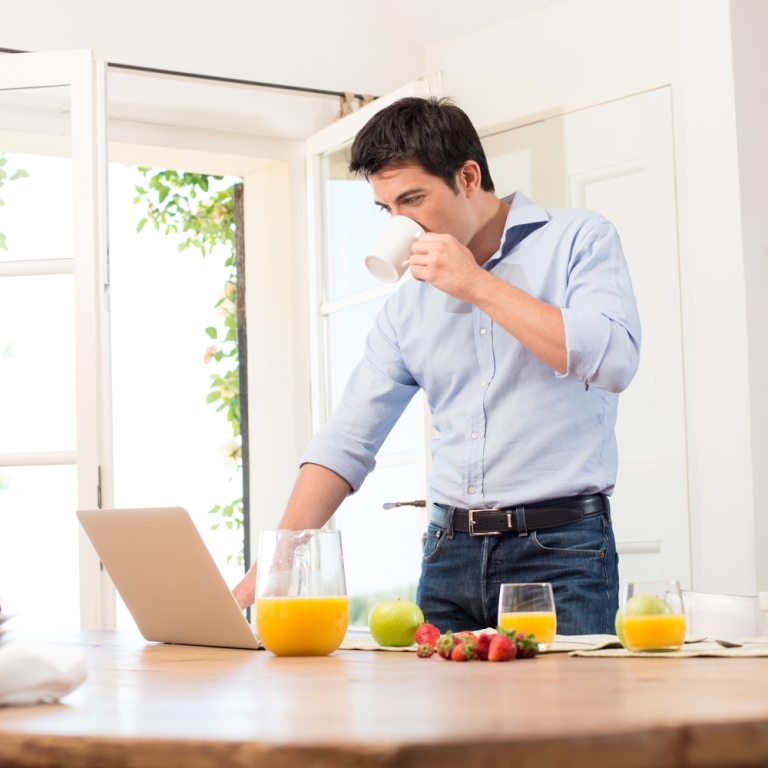 5 Dampak Buruk Makan dan Minum Sambil Berdiri, Jangan Dibiasakan!