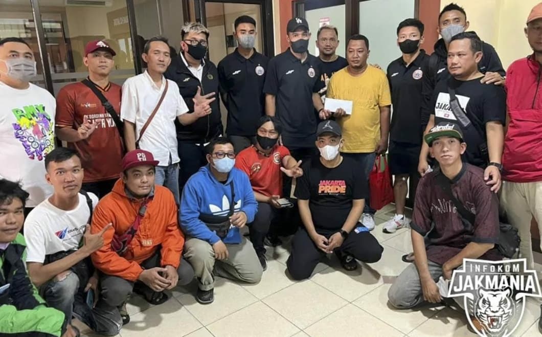 Empat Perwakilan Persija Jenguk Pendiri The Jakmania Bang Bambang