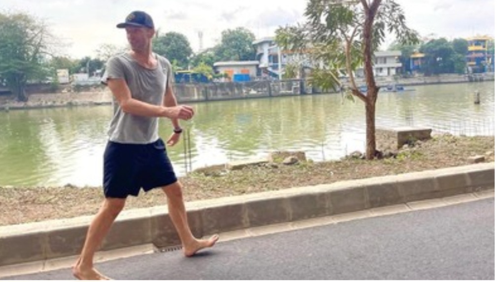 Tiba di Jakarta, Vokalis Band Coldplay Chris Martin Jalan Sore Sambil Nyeker