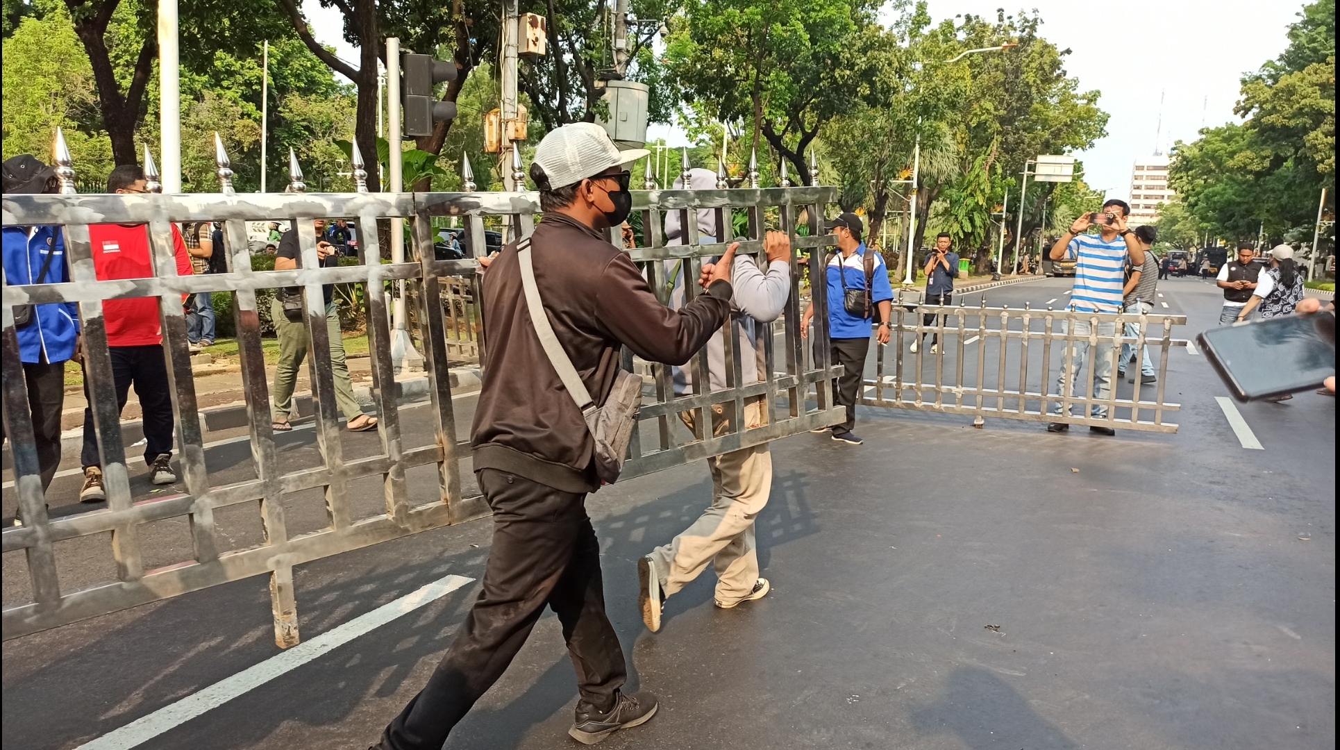 Demo Upah UMP DKI Ricuh, Massa Aksi Lakukan Bakar-Bakar dan Robohkan Pagar Besi