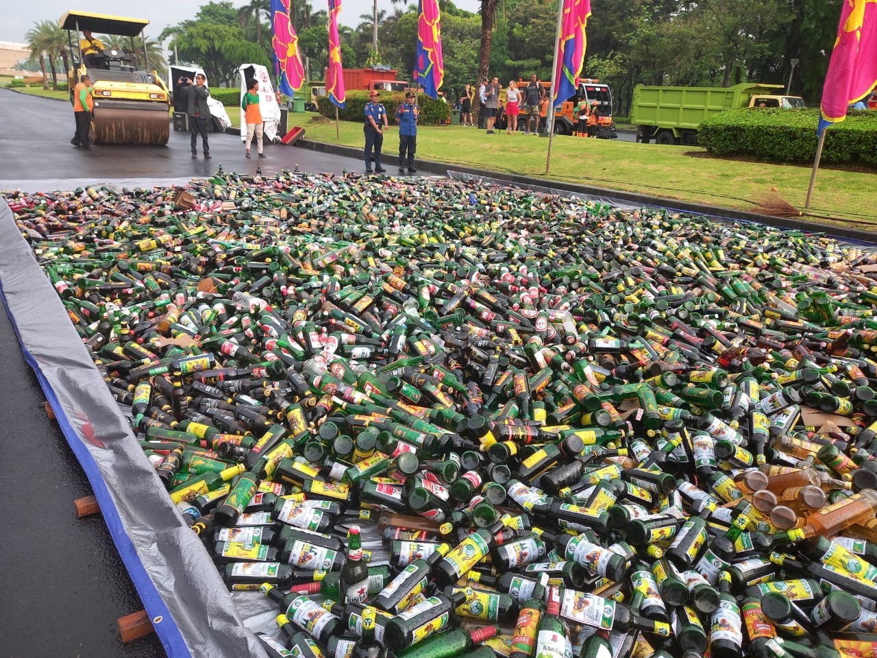 Puluhan Ribu Botol Miras Hancur Digilas Satpol PP DKI Jakarta, Sitaan Hasil Razia Barang Tak Berizin