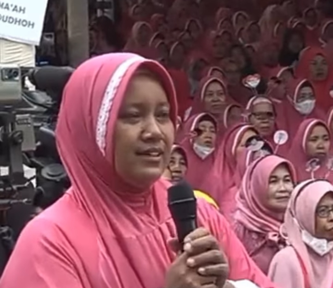 Baru Ditinggal Suami, Ibu Jamaah Ini Diberi Modal Usaha Rp 2 Juta, Gus Iqdam: yang Sabar...