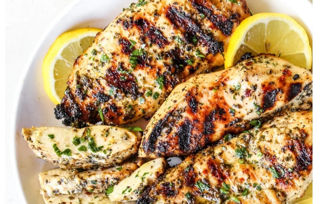 Malam Tahun Baru Mager Keluar Rumah? Cobalah Resep Grilled Lemon Herb Chicken ala Rumahan Ini Bersama Keluarga, Dijamin Asyik dan Berkesan