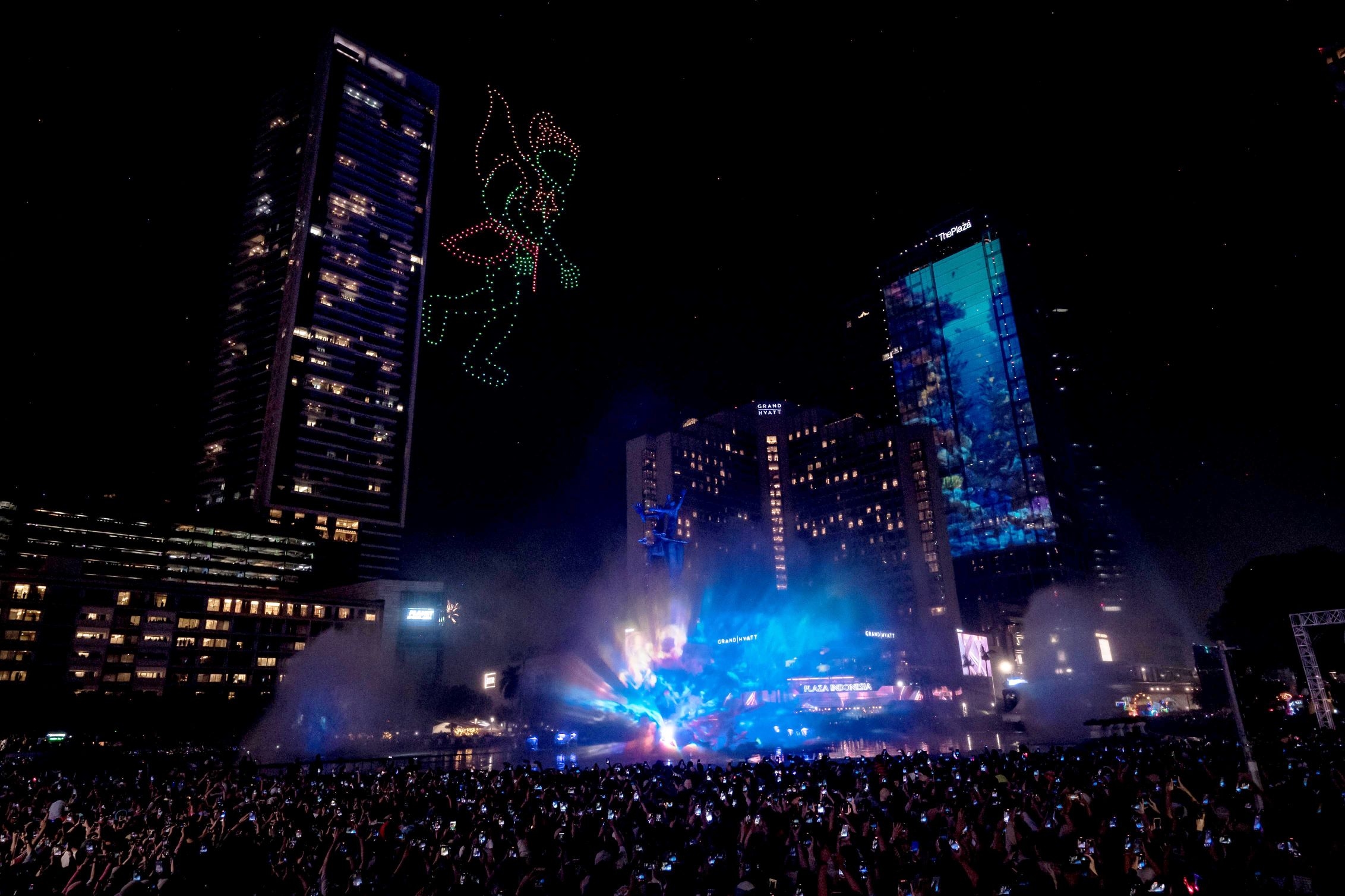 Menolak Lupa! Begini Kerennya Penampakan Atraksi Cahaya pada Pesta Malam Tahun Baru di Bundaran HI