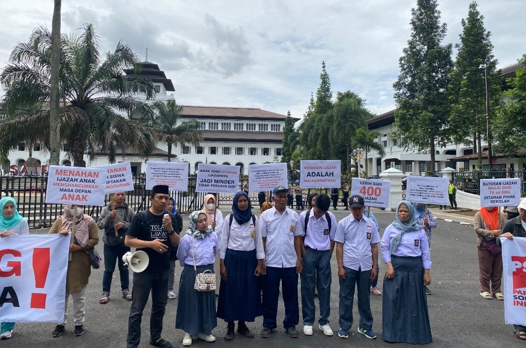 Puluhan Orang Tua Pakai Seragam Sekolah Demo Penahanan Ijazah di Gedung Sate: Jangan Sandera Masa Depan Anak Kami!