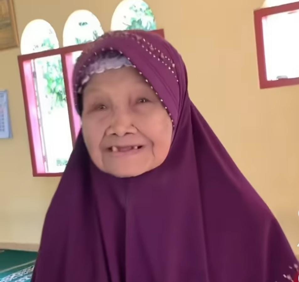Viral! Sosok Mak Iyah, Marbot Masjid Tanpa Minta Upah yang Dijuluki Wajah Ahli Surga