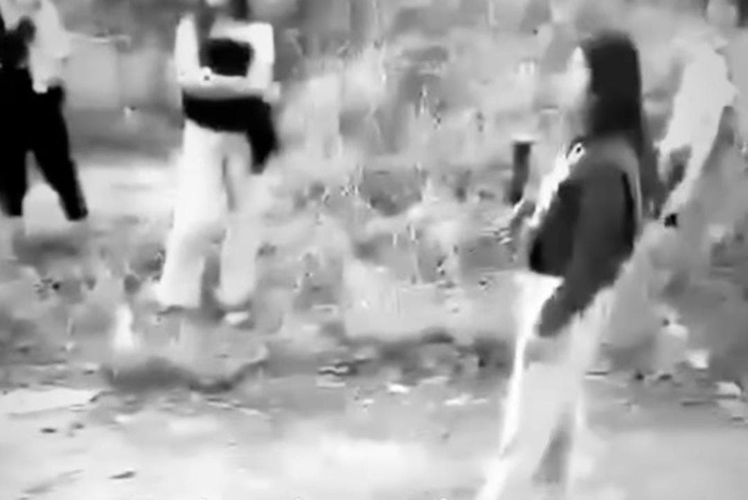 Viral! Sebuah Video Dua Orang Remaja Putri yang Menggemparkan karena Duel Menggunakan Senjata Tajam