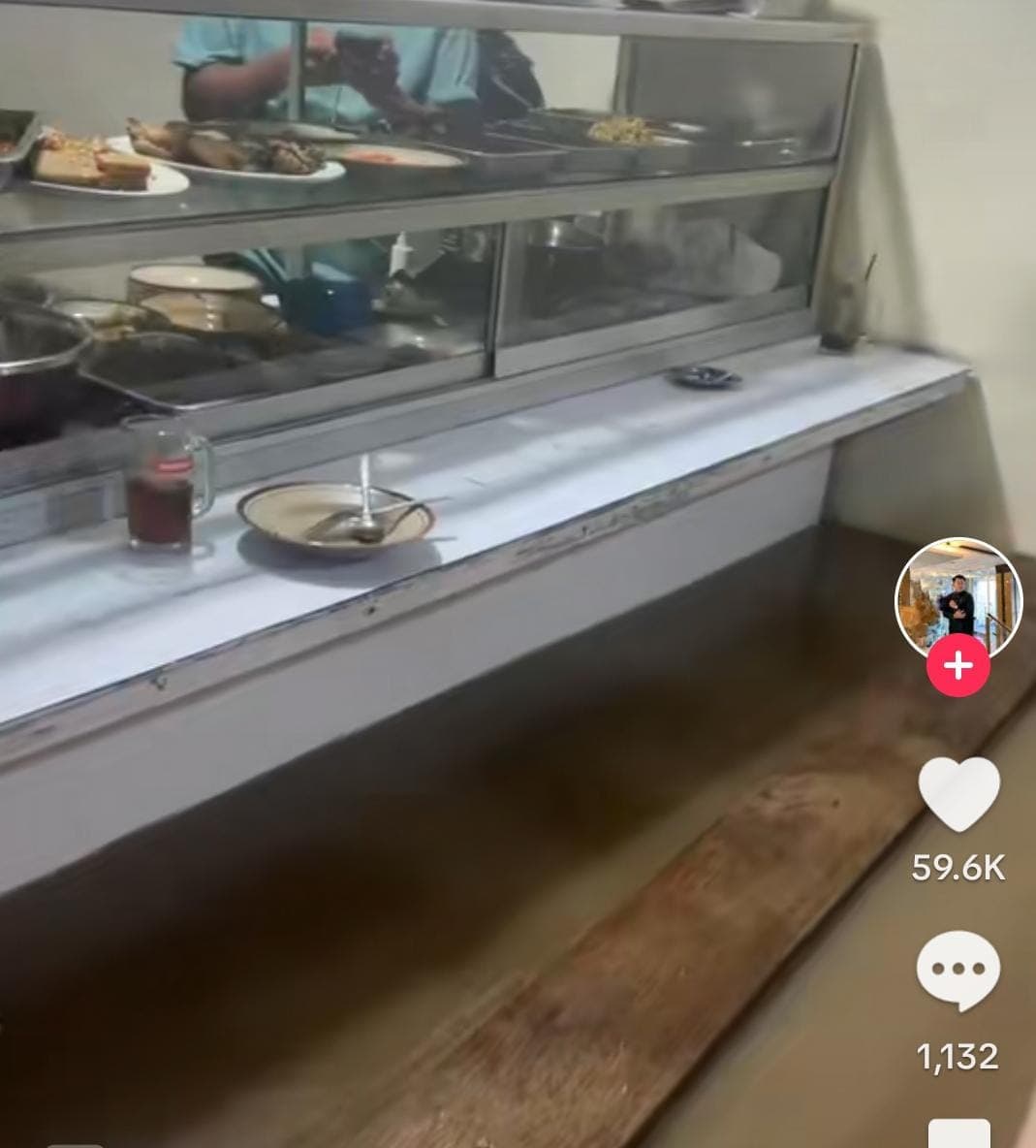 Viral!, Meski Terendam Banjir, Warteg di Bandung ini Tetap Jualan, Pelanggan Santai Makan