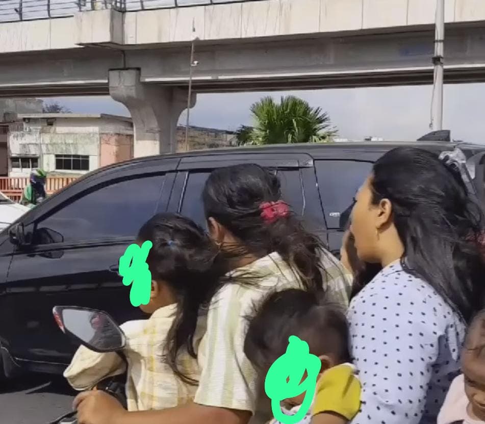 Viral! Sosok Emak-emak Nekat Naik Motor Bonceng 7 di Jalan Raya Palembang