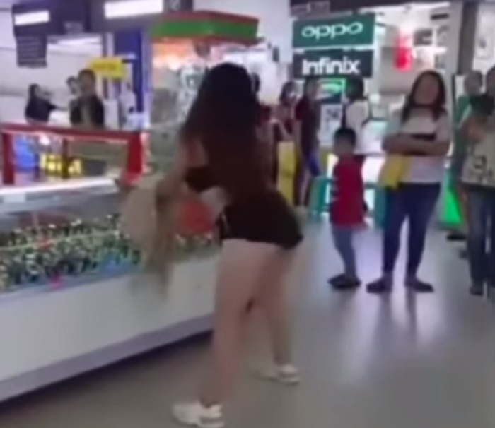 Wanita Berpakaian Seksi Joget-joget di Mall Manado Bikin Heboh, Warganet: Dia yang Joget, Gue yang Malu