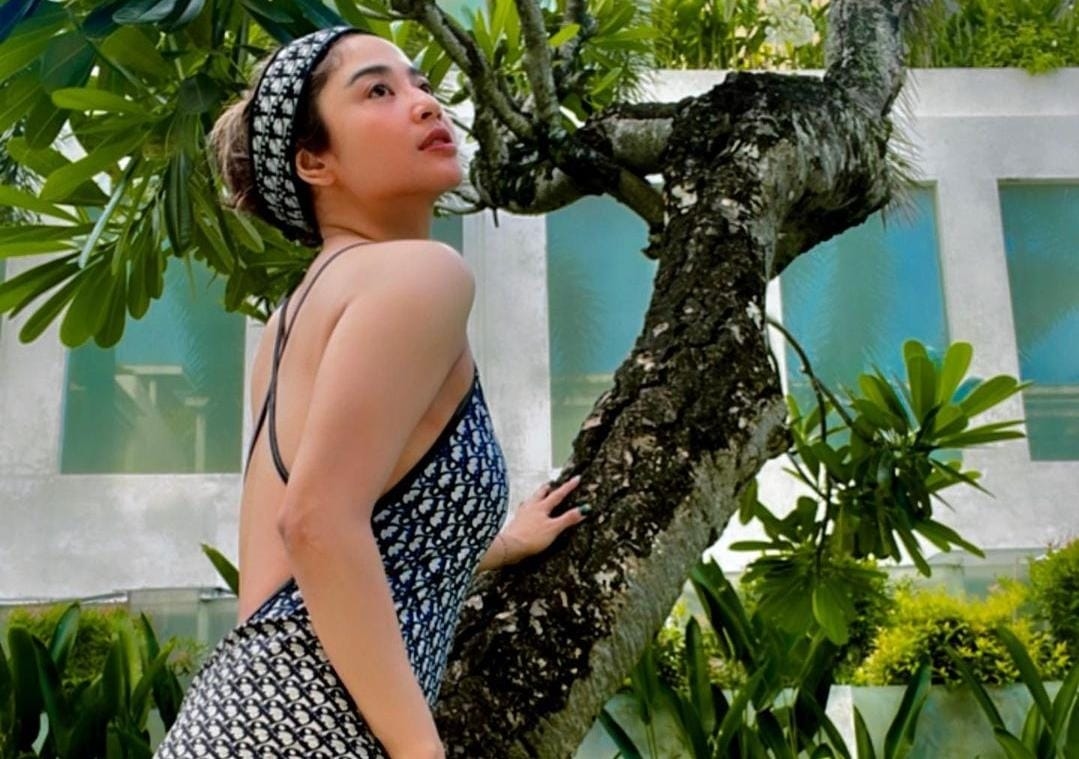 Dewi Perssik Pose dengan Baju Renang, Ternyata Harganya Bikin Mules