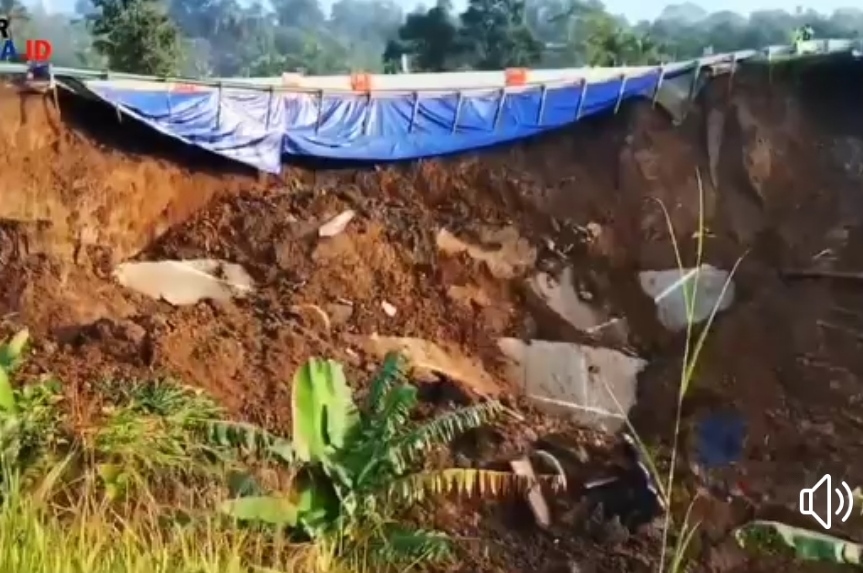 Mobil Terperosok saat Longsor Tol Bocami, Dua Orang Terluka, Akses Jalan Langsung Ditutup
