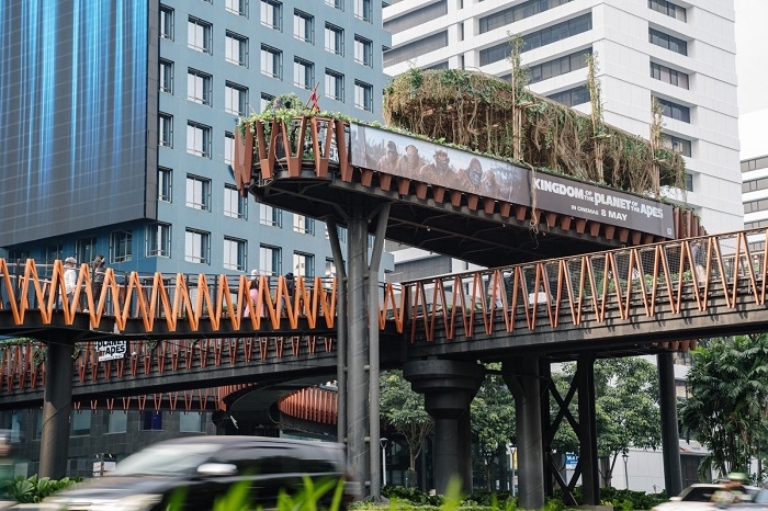 KEREN! JPO Phinisi di Sudirman Disulap Bernuansa Hutan Terinspirasi Film Kingdom of the Planet of the Apes