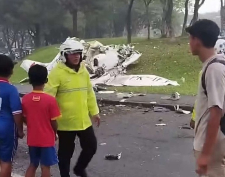 Pesawat Latih Jatuh di BSD Tangsel, 3 Orang Dikabarkan Tewas