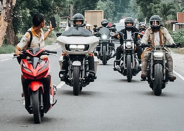 Pria Bermotor Merah yang Abadikan Momen Ariel Noah Naik Moge Bikin Gagal Fokus, Netizen: Beruntung Banget