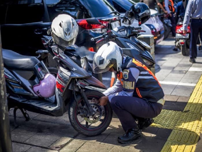 AWAS! Parkir Motor di Trotoar Salemba hingga Kramat Raya Bisa Disanksi Cabut Pentil, Belasan Kendaraan Sudah Kena Imbasnya