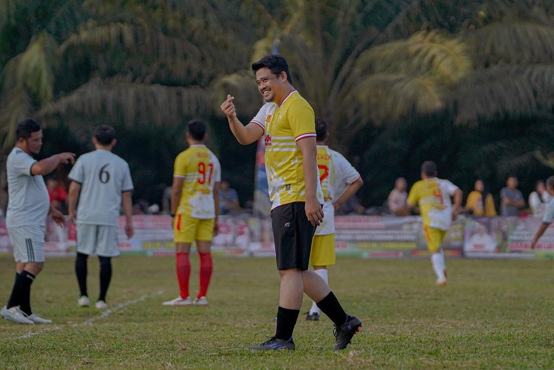 5 Potret Bobby Nasution Berolahraga, Main Pingpong Bareng Ustaz Adi Hidayat sampai Sepak Bola