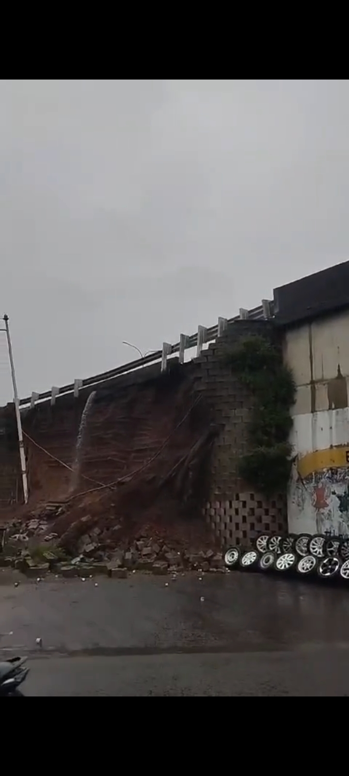 Waspada Tebing Tol Veteran Bintaro Longsor Akibat Hujan dari Pagi