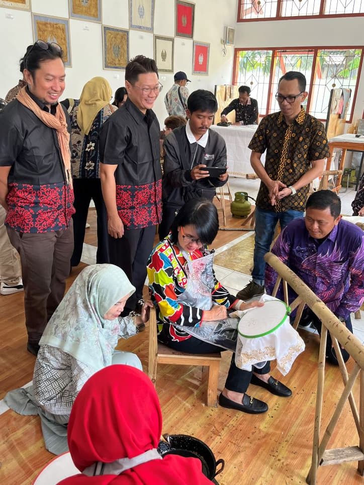 Disperindag dan Dekranasda Jawa Barat Bersama Yayasan Cinta Anak Bangsa (YCAB) Dirikan Rumah Belajar Batik Tasikmalaya