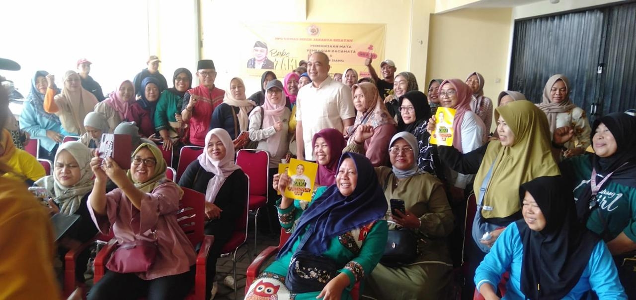 Sosialisasikan Bacagub DKI dari Golkar Zaki Iskandar, MKGR Jaksel Bagi-bagi Kacamata Baca Gratis di Pesanggrahan