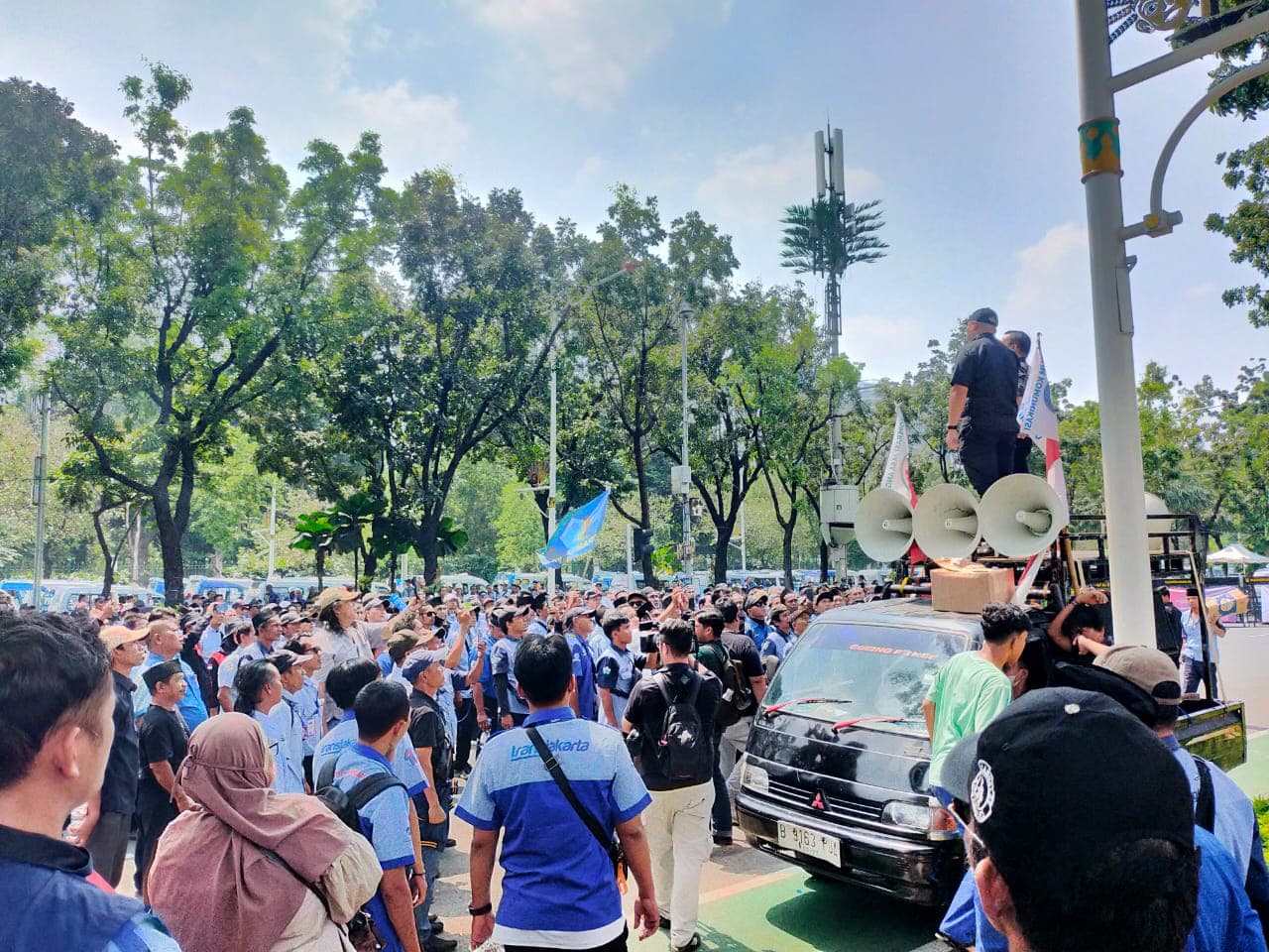 Demo Sopir Jaklingko di Depan Balai Kota, Sebut Ada Operator Transjakarta yang Dianakemaskan