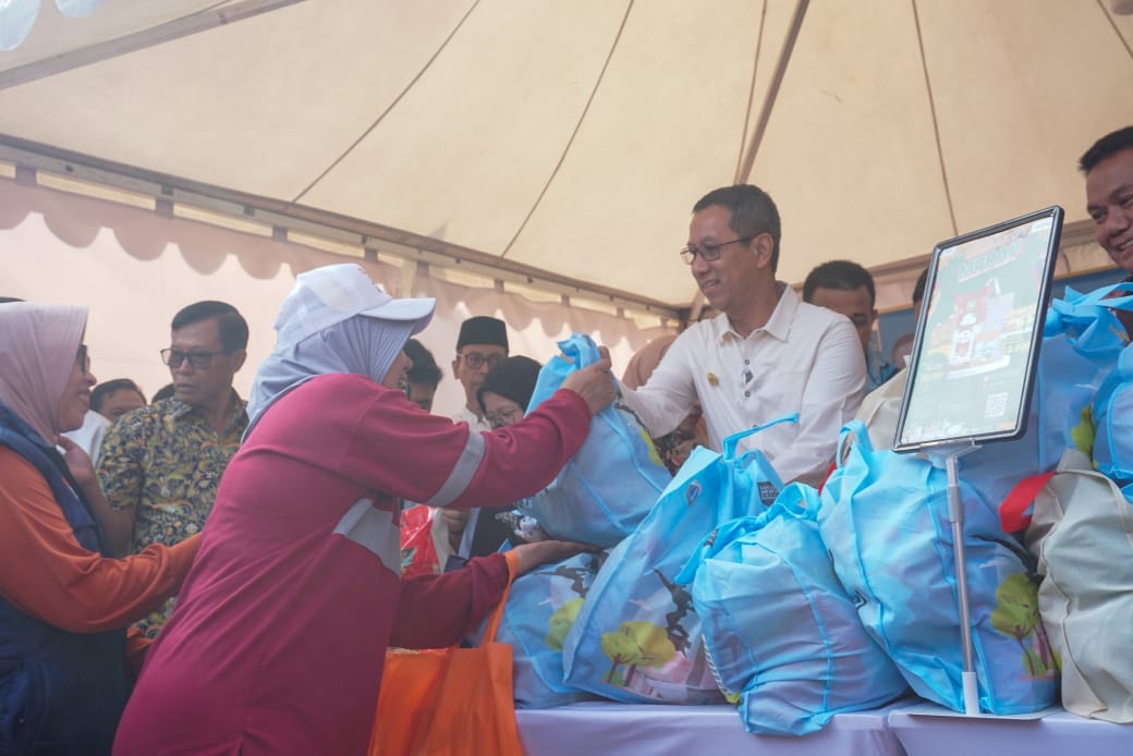Heru Kunjungi Revitalisasi Pasar Pramuka, Ada Paket Sembako dan Pasar Murah Seharga Rp 100 Ribu