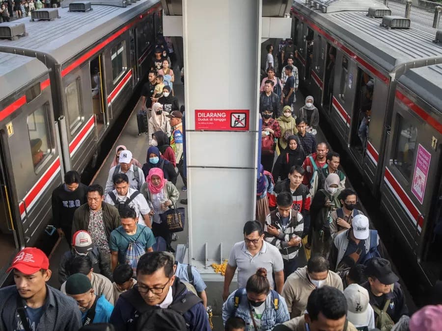 Terjadi Kebakaran Pemukiman Warga di Manggarai, Operasional Commuter Line Tetap Berjalan