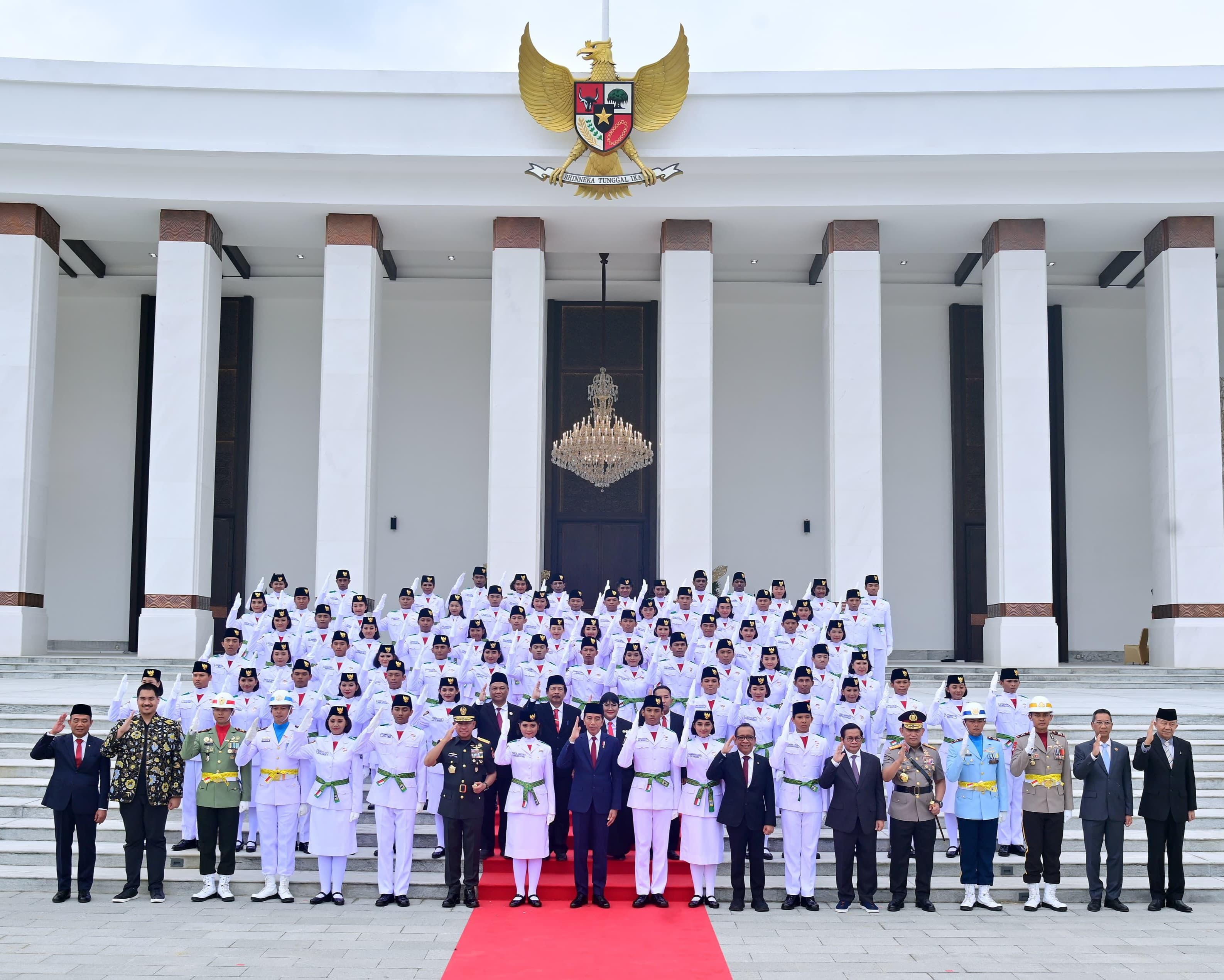 Resmi, 76 Anggota Paskibraka Dikukuhkan Presiden Joko Widodo, 18 Delegasi Rela Copot Jilbab Demi Tugas