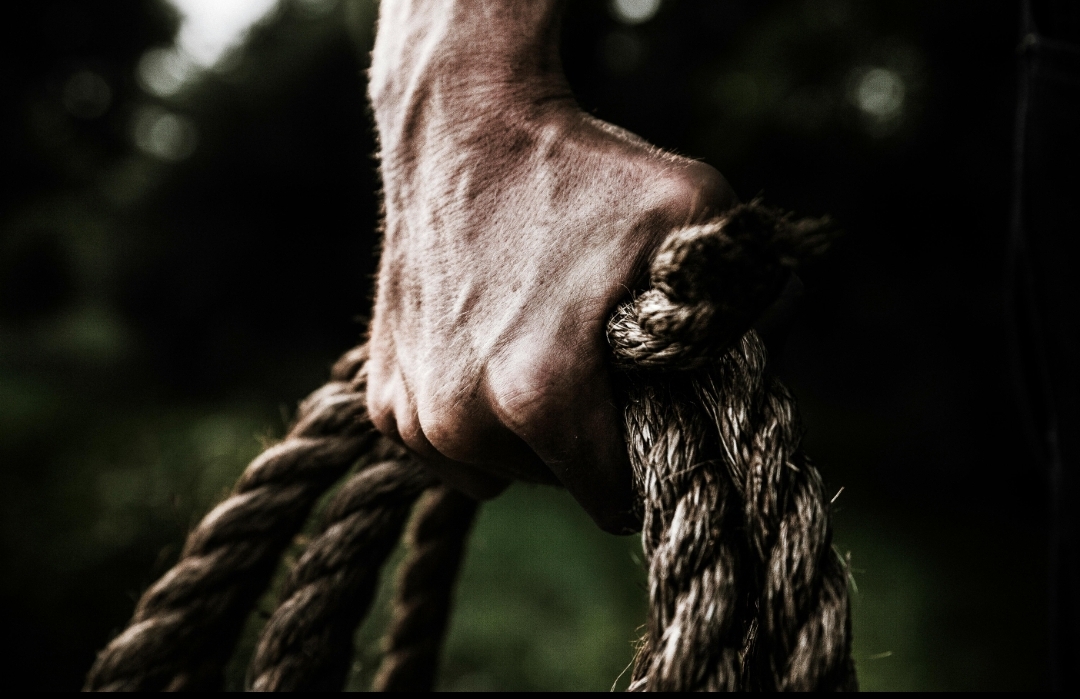 Tercium Bau Busuk, Seorang Pria 40 Tahun Gantung Diri di Sebuah Apartemen di Jakarta Timur Menggunakan Kain Sarung