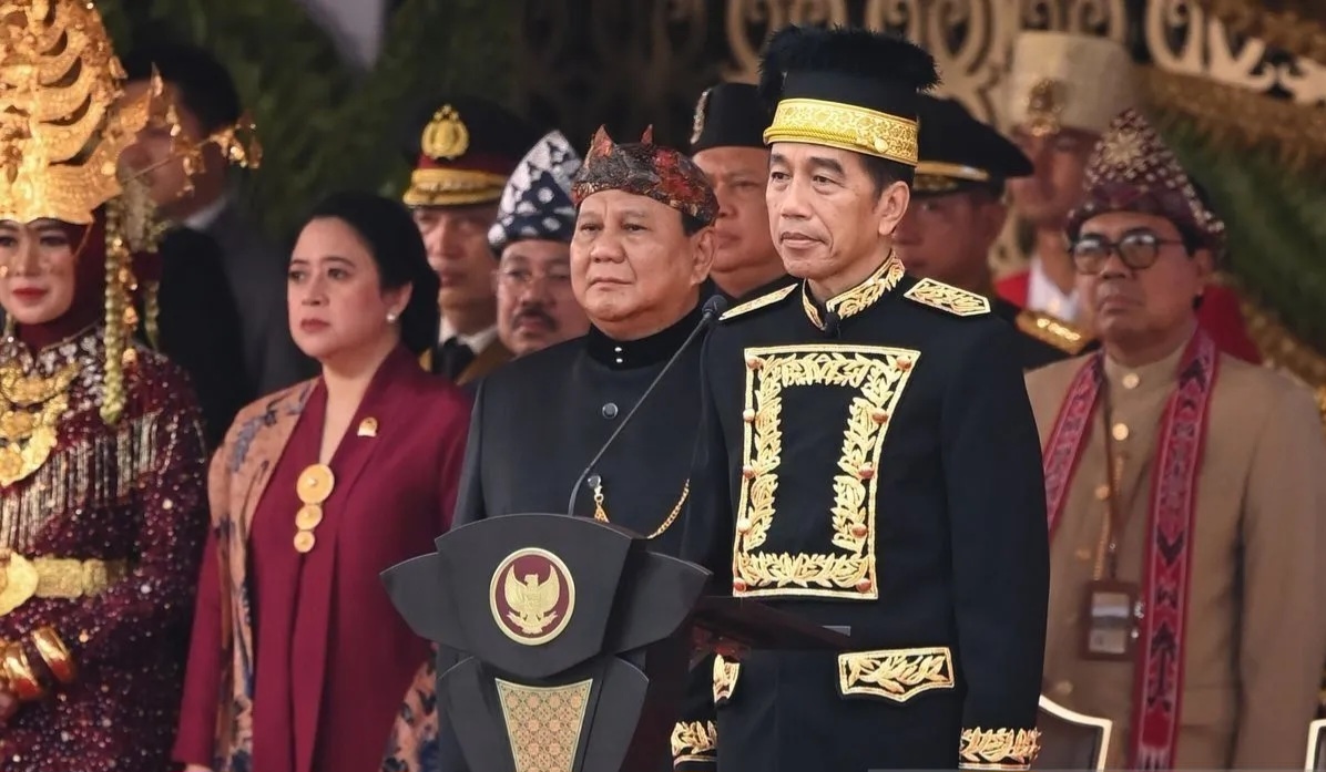 Jokowi Kenakan Baju Adat Kalimantan Timur Untuk Hormati Budaya Saat di IKN, Sultan Kutai Kartanegara Justru Upacara Bareng Bupati, Tak Diundang?